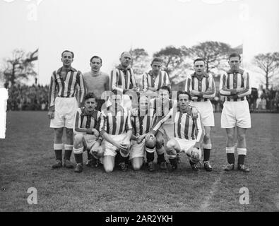 Petrillt gegen Blau-Weiß. Elftal Sturmvogels Datum: 6. November 1948 Ort: IJmuiden, Noord-Holland Schlagwörter: Mannschaften, Sport, Fußball-Institution Name: Sturmvogels Stockfoto