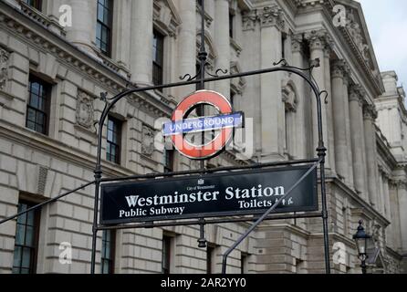 Schild über den Stufen bis zur U-Bahn-Station Westminster nahe Parliament, London, Großbritannien Stockfoto
