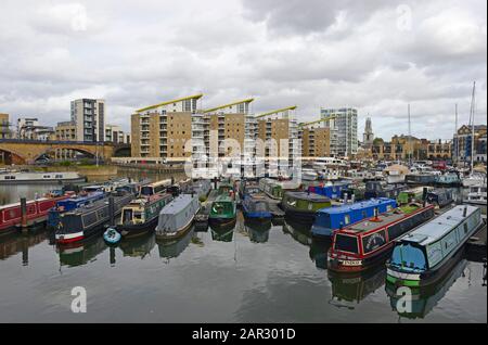 Residential Kanalboote in Limehouse Basin Marina im Osten von London, London, Großbritannien vertäut Stockfoto