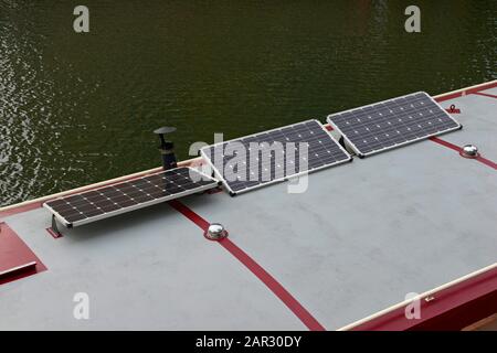 Solarpaneele auf dem Dach eines Hausbootes in Limitehouse Basin Marina, Ost-London, Großbritannien Stockfoto