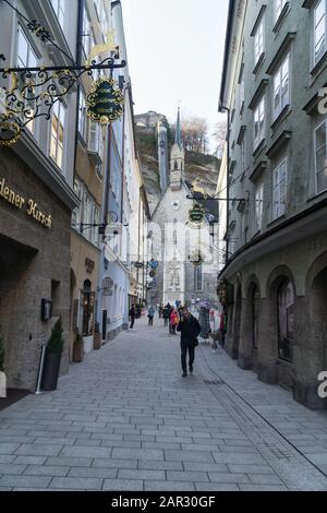 SALZBURG, ÖSTERREICH - 24. JANUAR 2020. Die Getreidegasse, die berühmte Einkaufsstraße in der Salzburger Altstadt, Mozarts Geburtshaus. Stockfoto