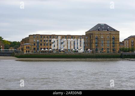 Blick auf die Gebäude von Nelson Dock gegenüber Canary Wharf am südlichen Ufer der Themse, London, Großbritannien Stockfoto