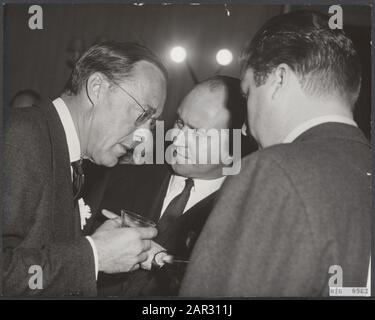 Königshaus, Fürsten, Unterhaltungen, Albert Fürst von Belgien, Bernhard, Fürst, Karl Fürst von Luxemburg Datum: 20. Februar 1964 Ort: Den Haag, Scheveningen Schlüsselwörter: Gespräche, Königshaus, Fürsten persönlicher Name: Albert Fürst von Belgien, Bernhard, Fürst, Karlsfürst von Luxemburg Stockfoto