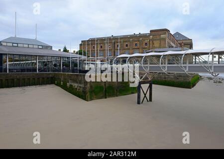 Ein Blick auf Nelson Dock Pier am gegenüberliegenden Ufer der Themse zu Canary Wharf, London, Großbritannien Stockfoto