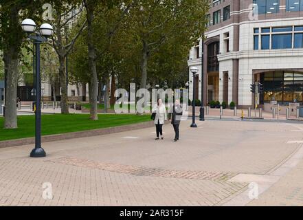 Die Leute gehen in Richtung Canary Wharf Fährhafen über den Westferry Kreisverkehr in Canary Wharf, London, Großbritannien Stockfoto