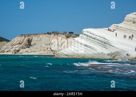 Berühmte Scala del Turci, weiße Sandsteinfelsen in der Nähe von Agrigent auf Sizilien, Italien Stockfoto