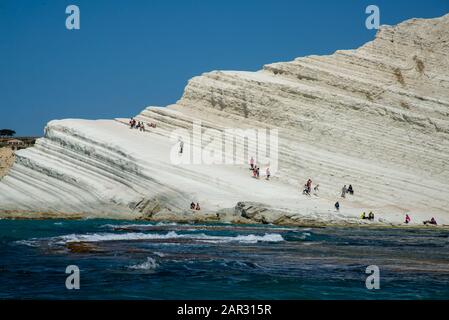 Berühmte Scala del Turci, weiße Sandsteinfelsen in der Nähe von Agrigent auf Sizilien, Italien Stockfoto