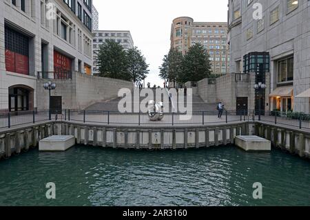 Blick vom Middle Dock bis zum Cabot Square in Canary Wharf, London, Großbritannien Stockfoto