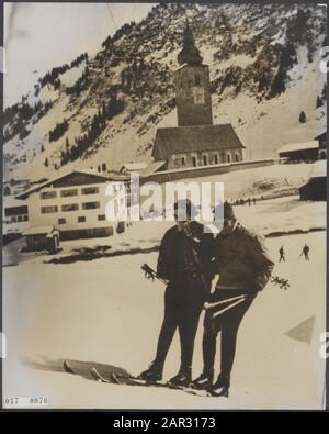 Foto in schlechtem Zustand Datum: 23. Februar 1964 Ort: Lech Am Arlberg, Österreich Schlagwörter: Queens, Königshaus, Fürsten, Skifahren, Schnee, Feiertage persönlicher Name: Bernhard, Fürst, Juliana, Königin Stockfoto