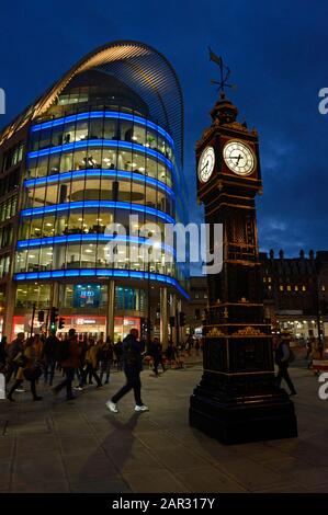 Der Little Ben Uhrenturm steht am frühen Abend neben dem Eingang am Bahnhof Victoria in der Victoria Street in Westminster, im Zentrum von London, Großbritannien Stockfoto