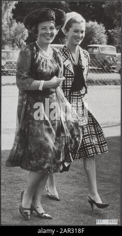 Königshaus, Prinzessinnen, Besuche, Porträts, Beatrix, Prinzessin, Paola, Prinzessin von Belgien, Smiths Lawn, Großbritannien Datum: 17. Juni 1964 Standort: Großbritannien, Windsor Schlüsselwörter: Besuche, Königshaus, Porträts, Prinzessinnen persönlicher Name: Beatrix, Prinzessin, Paola, Prinzessin von Belgien, Smiths Lawn Stockfoto