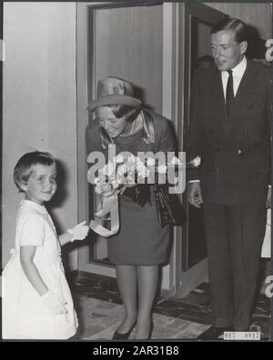 Königshaus, Prinzessinnen, Fürsten, Besuche, Engagements, Provinzstaaten, Blumen, Kinder, Beatrix, Prinzessin, Claus, Prinz, Jacqueline Datum: 8. September 1965 Ort: Den Haag, Südholland Schlüsselwörter: Besuche, Blumen, Kinder, Königshaus, Prinzessinnen, Prinzessinnen, Provinzstaaten, Engagements persönlicher Name: Beatrix, Prinzessin, Claus, Prinz, Jacqueline Stockfoto