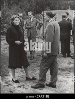 Königshaus, Prinzessinnen, Prinzen, Besuche, Zelte, Gespräche, Beatrix, Prinzessin, Claus, Fürstdatum: 19. Oktober 1966 Ort: Gelderland, Uddel Schlüsselwörter: Besuche, Gespräche, Königshaus, Prinzgemahl, Prinzessinnen, Zelte persönlicher Name: Beatrix, Prinzessin, Claus, Name der Fürsten-Institution: Stichting Zilveren Jugendzentren Stockfoto