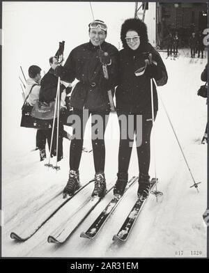 Königshaus, Prinzessin, Fürsten, Skifahren, Schnee, Seilbahnen, Beatrix, Prinzessin, Claus, Fürst, Lech Am Arlberg Datum: 5. März 1968 Ort: Lech Am Arlberg, Österreich Schlagwörter: Seilbahnen, Königshaus, Prinzessinnen, Prinzessinnen, Skifahren, Schnee persönlicher Name: Beatrix, Prinzessin, Claus, Prinz Stockfoto