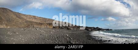 Panoramablick auf den schwarzen vulkanischen Strand Playa Nuevo auf La Palma, Kanarische Insel, Spanien Stockfoto