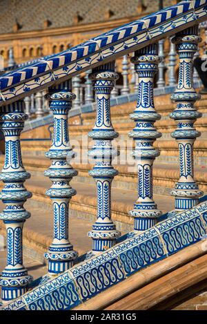 Dekorierte Brücke an der Plaza de Espana in Sevilla, Spanien Stockfoto