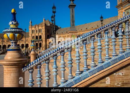 Dekorierte Brücke an der Plaza de Espana in Sevilla, Spanien Stockfoto