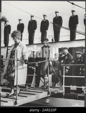 König Olav von Norwegen hat Königin Juliana, Prinzessin Beatrix und Prinz Berhard an Bord seiner Yacht Mittagessen angeboten. Datum: 11.September 1964 Schlüsselwörter: Yachten, Könige, Königinnen, Königshaus, Fürsten, Prinzessinnen, Staatsbesuche persönlicher Name: Beatrix, Prinzessin, Bernhard, Prinz, Juliana, Königin, Olav, König von Norwegen Stockfoto