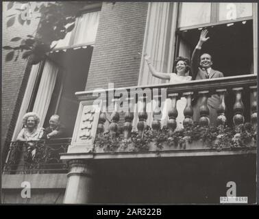 Prinzessin Beatrix und ihr Verlobter, Claus von Amsberg, winken dem Publikum vom Balkon des Bürgermeisters von Amsterdam Datum: 3. Juli 1965 Ort: Amsterdam, Nord-Holland Schlüsselwörter: Balkone, Königshaus, Prinzessinnen, Prinzessinnen, Rathäuser, Engagements persönlicher Name: Beatrix, Prinzessin, Claus, Prinz Stockfoto