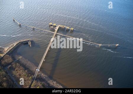 Großer Steg aus Holzsteg im Meeresluftsicht von oben im Kraftwerk Inverkip Stockfoto