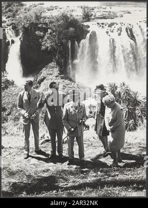 Staatsbesuch Juliana und Bernhard in Äthiopien (26-1 t/m 5-2-1969) Anmerkung: Prinz Claus, Prinz Berhard, Kaiser Haile Selassie, Prinzessin Beatrix, Königin Juliana an den Blue Nile Wasserfällen am Bahir dar Datum: Februar 1969 Ort: Äthiopien Schlüsselwörter: Kaiser, Königinnen, Königshaus, Fürsten, Staatsbesuche, Wasserfälle persönlicher Name: Bernhard, Fürst, Haile Selassi, Kaiser von Äthiopien, Juliana, Königin Stockfoto