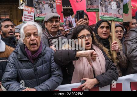 London, Großbritannien. Januar 2020. Eine Frau gibt der indischen Hochkommission einen "Daumen", wenn sie die massiven Proteste von Studenten, Frauen, Muslimen, Dalits, Adivasis, Arbeitern und Bauern gegen den Citizenship (Amendment) Act des hinduistischen Modi-Regimes, der schrecklichen Staat und rechtsextreme Gewalt ausgelöst hat, in ganz Indien unterstützt. Muslimische Viertel und Häuser wurden von der Polizei und den faschistischen Mobs überfallen, junge Männer ermordet, Frauen, Kinder und ältere Menschen zusammengeschlagen und gefoltert und Eigentum zerstört. Peter Marshall/Alamy Live News Stockfoto