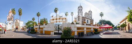 San Pedro Tlaquepaque, Jalisco, Mexiko - 23. November 2019: Blick auf die Pfarrei St. Peter, den Apostel, und die Kirchen Unserer Lieben Frau von Solitude Sanctuary, Stockfoto