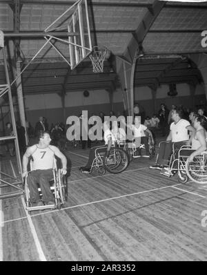 Internationales Rollstuhl-Basketball-Turnier in RAI, Game Moment Datum: 28. November 1964 Schlagwörter: Basketball, Rollstühle, Turniere Institution Name: RAI Stockfoto