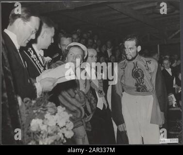 Lustrum Utrechter Studentenkorps. Lustrum Spiel. Der Autor A.E.M. v.d. Does de Willebois wurde in der Pause der Königin Juliana Annotation: Links Prinz Bernhard Datum: 3 Juli 1951 Ort: Utrechter (Stadt) Schlüsselwörter: Jubilee, Studentenverbindungen, Universitäten Personalname: Bernhard (Fürst Niederlande), Does de Willebois, A.E.M. van der, Juliana (Königin Niederlande) vorgestellt Stockfoto