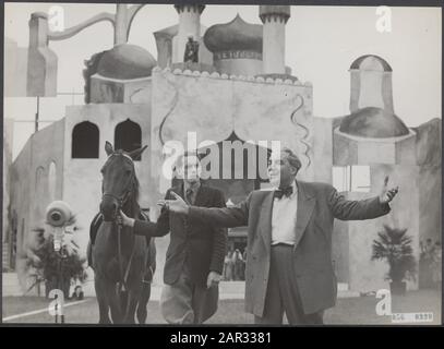 Lustrum Utrechter Studentenkorps. Lustrum Spiel Dschingis Khan. Bei einer Probe. Louis Saalborn zeigt, wie es sein sollte Datum: 3. Juli 1951 Ort: Utrechter (Stadt) Schlüsselwörter: Jahrestage, Studentenverbindungen, Universitäten persönlicher Name: Saalborn, Louis Stockfoto