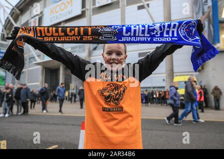 Januar 2020, KC Stadium, Kingston upon Hull, England; Emirates FA Cup, Hull City gegen Chelsea: EIN junger Hull-Fan hält seinen FA Cup hoch, Hull City gegen Chelsea Schal Stockfoto