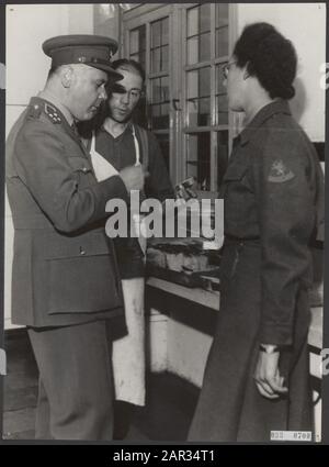 General Kruls besucht Trainingslager des Frauenhilfe-Corps in Bouvigne. Hier schmeckt er Brot aus der Bäckerei Datum: 1945 Ort: Bouvigne Schlüsselwörter: Brot, Inspektionen, Armee, Offiziere, Frauen persönlicher Name: Kruls H.J. Name der Einrichtung: VHK Stockfoto