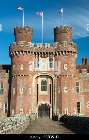 Der Eingang zum Torhaus von Herstmonceux Castle, East Sussex, England, Großbritannien Stockfoto