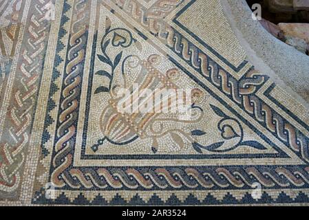 Eine Ecke eines römischen Mosaikbodens in Bignor Roman Villa, West Sussex, England, Großbritannien. Stockfoto