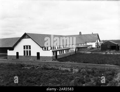 Modellbauernhof Lactaria in Stevensbeek Annotation: Im Jahre 1910 verkaufte die Gemeinde Sambeek 455 Hektar Wildland an J.H.B. Klines aus Maastricht. Die Firma Lactaria NV, eine Bergbaufarm, gründete sie. In kurzer Zeit wurde das entsprechende Land aus unermesslichen Mooren in Bau- und Grünland umgewandelt. Die Ausbeutung und Ausbeutung lag zunächst in den Händen der Nederlandse Heidemaatschappij. Die neue Siedlung "Lactaria" bestand aus einer Musterfarm und drei Doppelarbeiterhäusern. Datum: Undatierter Ort: Stevensbeek Schlüsselwörter: Bauernhöfe, Gebäude Stockfoto