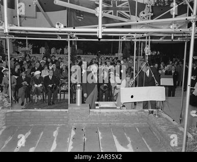 Ihre Königliche Hoheit Prinzessin Margriet legt Grundstein, Neubau Kanadische Botschaft in den Haag, unterstützt von Botschafter Thomas A. Stone (l) und Datum: 14. Juni 1955 Standort: Den Haag, Zuid-Holland Schlüsselwörter: Steen, Botschaften, Gebäude Personenname: Botschafter Thomas A. Stone Stockfoto