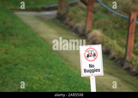 Auf dem Golfplatz sind keine Buggies erlaubt Stockfoto