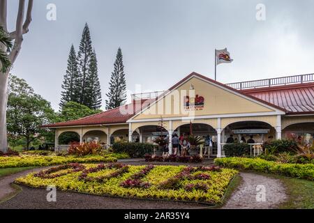 Wahiawa, Oahu, Hawaii, USA. - 09. Januar 2020: Willkommensgebäude, Eingang zur Dole Ananas Plantage, Museum und Shop. Gelbe Wand, rotes Dach, grün Stockfoto