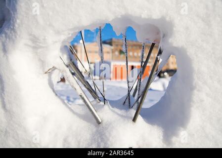 Marktstände in Kaupatori in Helsinki, Finnland, sahen mit dem Fahrrad und seinen mit Schnee bedeckten Speichen. Stockfoto