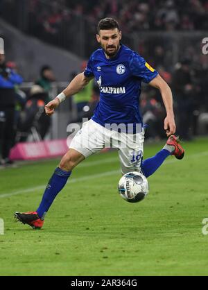 München, Deutschland. Januar 2020. Fußball: Bundesliga, Bayern München - FC Schalke 04, 19. Spieltag Der boshafte Daniel Caligiuri spielt den Ball. Kredit: Angelika Warmuth / dpa - WICHTIGER HINWEIS: Gemäß den Vorschriften der DFL Deutsche Fußball Liga und des DFB Deutscher Fußball-Bund ist es untersagt, im Stadion und/oder aus dem fotografierten Spiel in Form von Sequenzbildern und/oder videoähnlichen Fotoserien auszunutzen oder auszunutzen./dpa/Alamy Live News Stockfoto