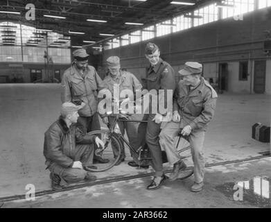 [Nordamerikanische F-86-Sabres der USAFE 32 TH Fighter Day Squadron, stationiert in Soesterberg] Holländisches Luftwaffenmilitärs auf dem Fahrrad mit Amerikanern Datum: 9. November 1954 Ort: Soesterberg, Utrechter Schlüsselwörter: Crew, JAYS, Niederlassungen Stockfoto