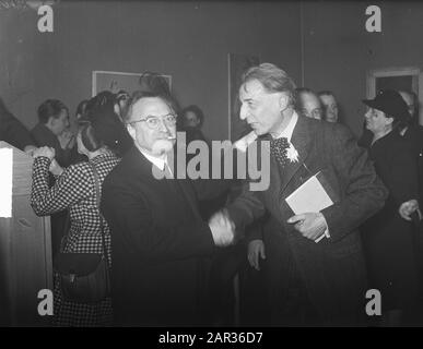 Maler und Zeichner Gerard van Vliet 70 Jahre. Empfang im Museum Fodor. Herzlichen Glückwunsch des Geigers Herman Leydensdorff (links) Datum: 16. Dezember 1950 Ort: Amsterdam Schlüsselwörter: Bildende Künstler, Empfänge, Geburtstage persönlicher Name: Leydensdorff, Herman, Vliet, Gerard van Institutioningsname: Fodor Stockfoto