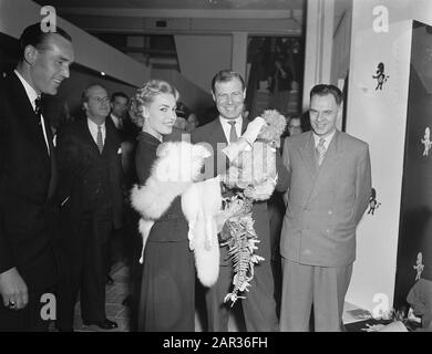 Miss Holland 1956 Rita Schmidt besucht Textilmesse Utrechter Datum: 20. März 1956 Ort: Utrechter Schlüsselwörter: Messen, Fräulein, Textilpersonname: Schmidt, Rita Institutionenname: Miss Holland Stockfoto