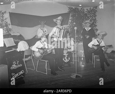 Sankt Nikolaus Partei Männer und Nichtbeamte Kattenburg Datum: 6. Dezember 1950 Stichwörter: MANships, KEINE OFFIZIERE, Parteien Personenname: Kattenburg, Sinterklaas Stockfoto