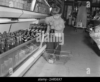 Serienjunge im Selbstbedienungsladen Datum: 2. November 1955 Schlagwörter: Selbstbedienungsgeschäfte Stockfoto