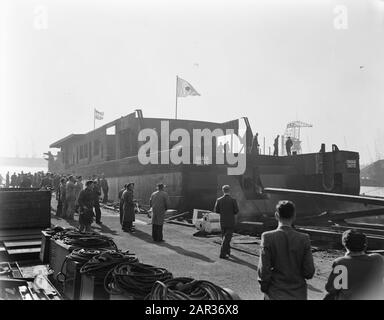 Tewaterlating Diesel Electric Piston for Panama, Yard Amsterdam Datum: 22. Oktober 1955 Standort: Amsterdam, Noord-Holland Schlüsselwörter: Tewaterlatingen Stockfoto