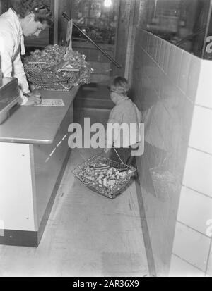 Serienjunge im Selbstbedienungsladen Datum: 2. November 1955 Schlagwörter: Selbstbedienungsgeschäfte Stockfoto