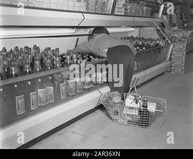 Serienjunge im Selbstbedienungsladen Datum: 2. November 1955 Schlagwörter: Selbstbedienungsgeschäfte Stockfoto