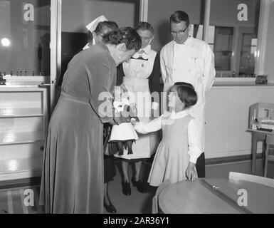 Arbeitsbesuch Königin Juliana in Arnheim, Eröffnung Diaconessenhuis Datum: 23. November 1955 Ort: Arnhem Schlüsselwörter: Besuche, Königinnen, Königshaus, Öffnungen, Krankenhäuser persönlicher Name: Juliana, Königin Stockfoto