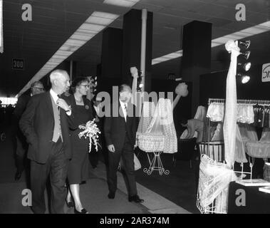 Miss Dr. Marga Klompé in Julianaal auf der Utrechter Messe Het Kind eröffnet, während der Tour Datum: 29. März 1965 Ort: Utrechter Schlüsselwörter: VACKFANCES, Touren persönlicher Name: Klompé, Name der Marga Institution: Julianahal Stockfoto